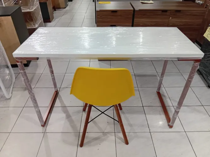 Mesa e cadeira para escritório 