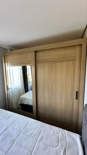 Guarda-roupa casal grande com espelho e portas de correr
