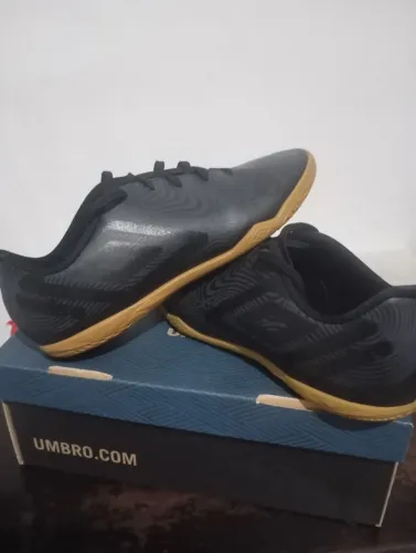 Vende-se tênis de futsal 41 umbro