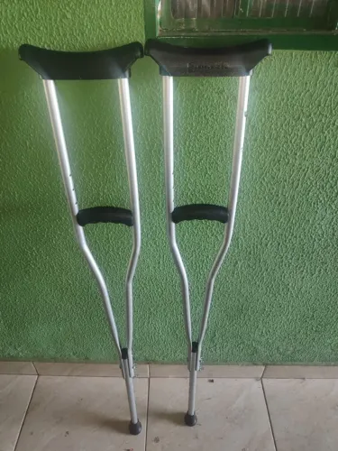Par de muletas -- R$ 100