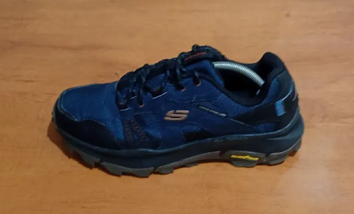 tênis Skechers Equalizer 5.0 Trail na cor azul marinho.