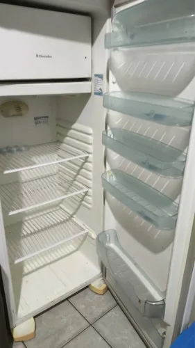 Vendo geladeira eletrolux usada 