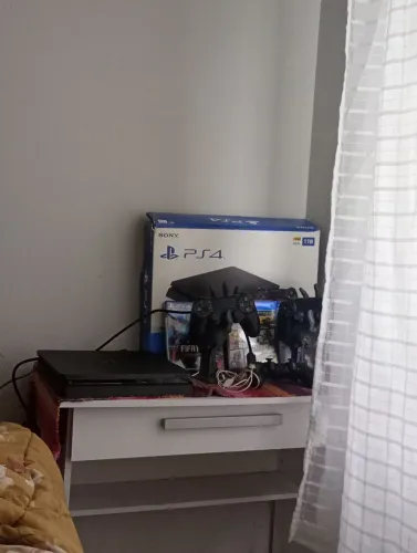 Estou vendendo um PS4 três controles cinco jogos por apenas 1.600 quem tiver mandemessage