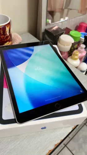 Ipad 9ª geração prata 64 gigas (vendo com a capa)
