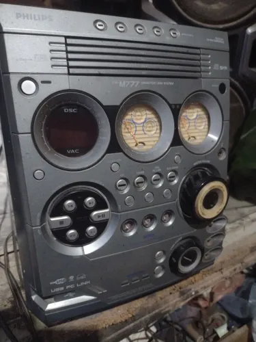 Som Philips M777