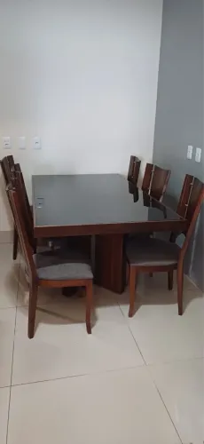 Vende se uma mesa