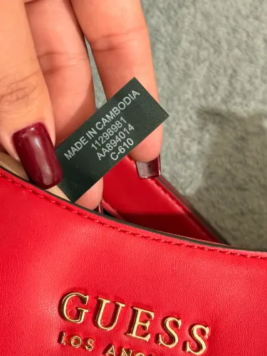 bolsa GUESS vermelha com corrente dourada