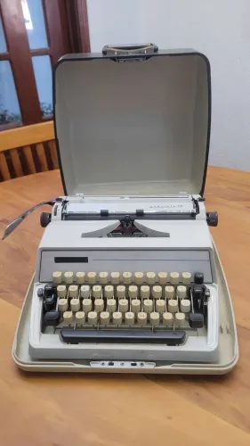 Maquina de escrever TRIUMPH modelo Gabriele 25