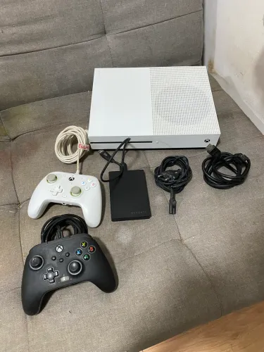 Xbox One S 512gb 2 controles