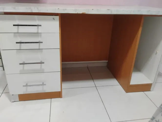 Mesa com 4 gavetas