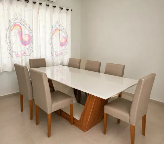 Mesa de jantar com cadeiras