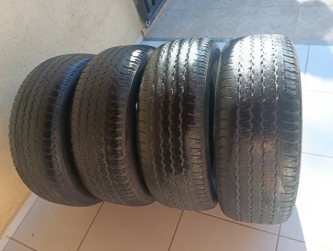 4 Pneus 265/60R18 Bridgestone ótima condições 