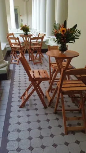Aluguel de Mesa Bistrô Alta com Banquetas para Eventos, Bares e Restaurantes BH