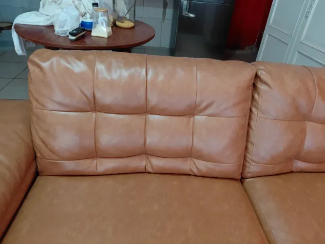 SOFA EM COURO