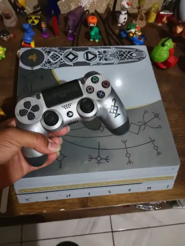 Playstation 4 pro edição god of war 2018