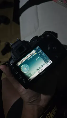 Nikon d3000 (somente o corpo e carregador)