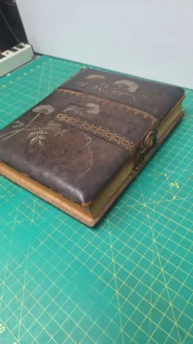 Álbum de Fotografias Antigo com Fecho Metálico - Peça Vintage Decorativa / Colecionável