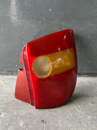 Lanterna Traseira Lado Direito (LD) Fiat Palio 1996 a 2001 - Usada (Com Detalhe)