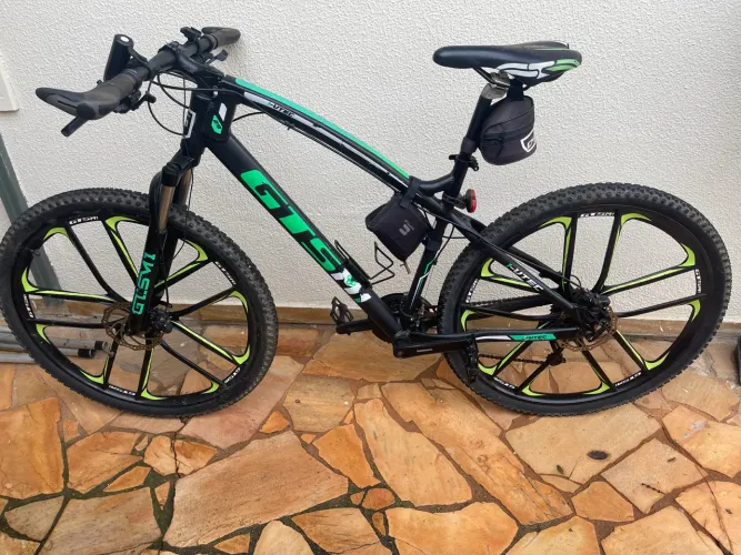 Bicicleta GTS M1 I-VTEC aro 29 com 27 marchas