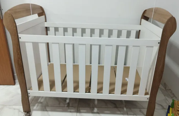 Berço semi novo 