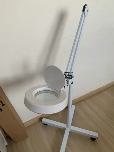 Lupa Articulada para estética com luminária de Led
