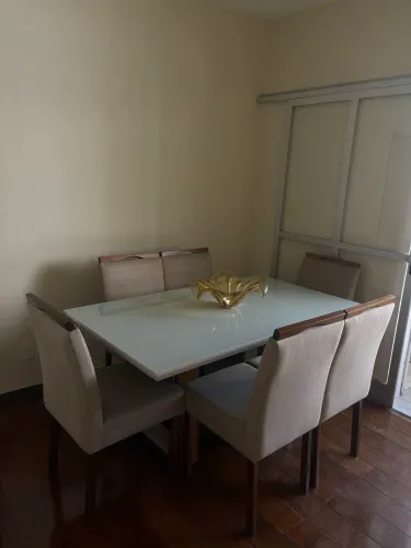 Mesa com 6 cadeiras!