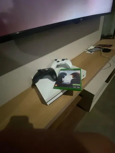 Xbox one s 500gb com 1 jogo mídia física