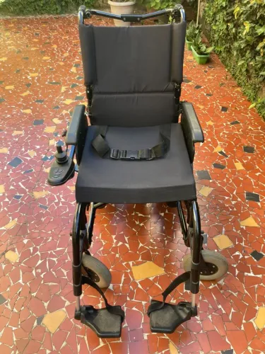 Vendo cadeira de rodas motorizada