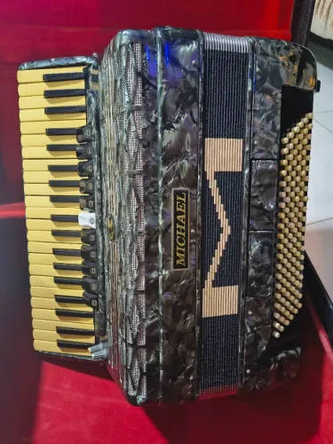 Acordeon Michael 120 baixos. ZAP *97