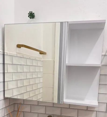 Armário de banheiro aéreo