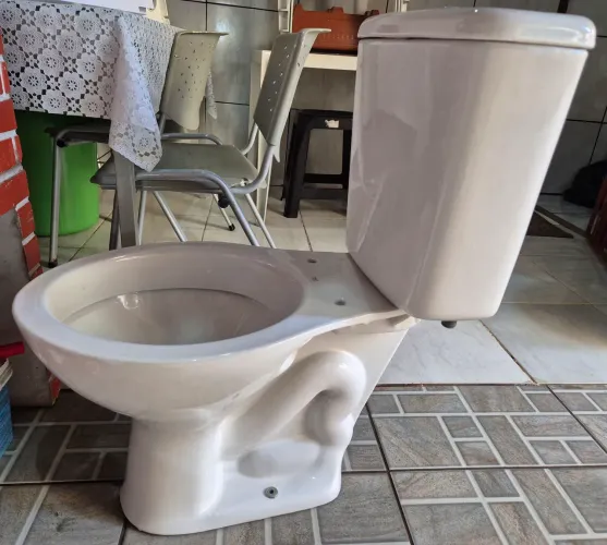 Vaso sanitário com caixa acoplada Yzy Deca branco