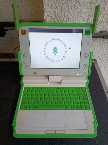 Vendo Computador portátil OLPC XO-1, com fonte funcionando, chegou em 2007 uma relíquia.