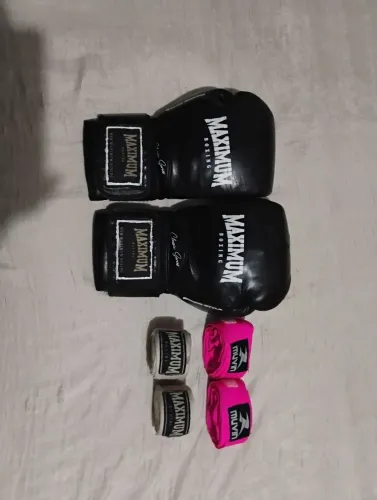 Luva maximum 14 Oz + 2 bandagens (branca e rosa)