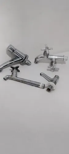 Torneiras Cromadas de PVC e Metal