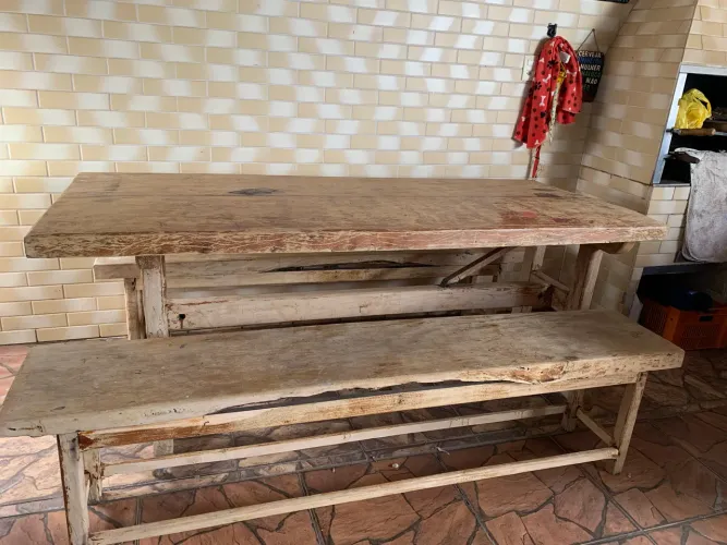 Mesa com bancos em Madeira Maciça