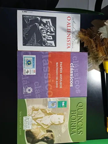 3 Livros - Machado de Assis (O Alienista, Papéis Avulsos, Quincas Borba)