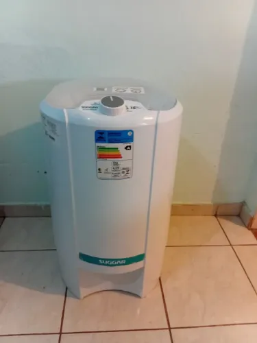 Vendo Centrifuga de roupas semi nova Suggar 15kg.R$ 300,00.