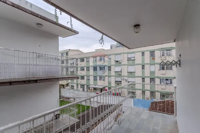 Apartamento amplo com 100m², sacada e churrasqueira na Rua Tuiuti excelente localização e