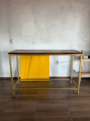 Mesa de muiacatiara/metalon dourado
