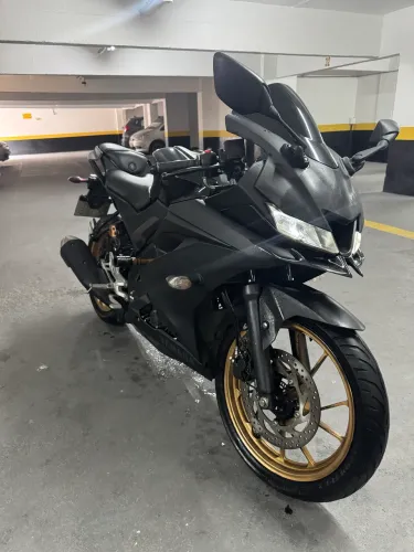 Yamaha R15 preta