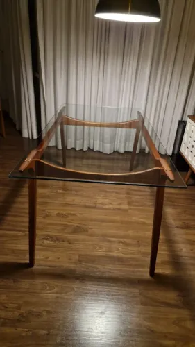 Mesa de Jantar com Tampo de Vidro