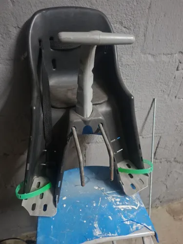 Vendo cadeirinha de bicicleta barato pra sair logo.