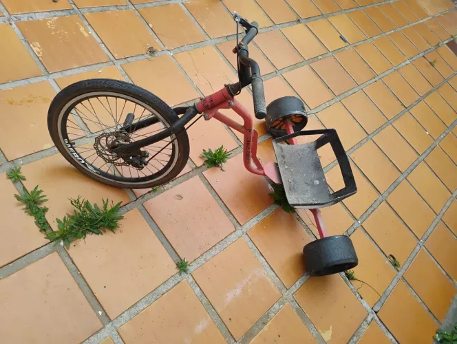 Triciclo trike drifting... Um adulto e um infantil