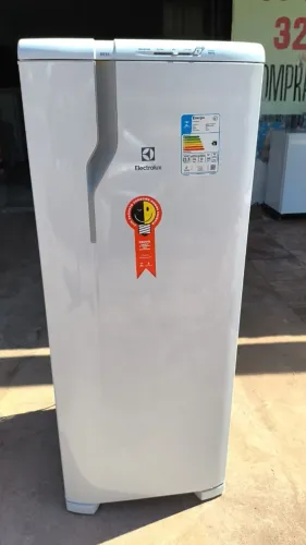 Geladeira Electrolux RE31 degelo 240L semi nova.