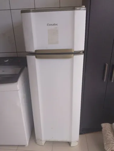 Geladeira ESMALTEC em bom estado