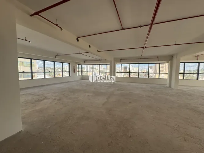 Sala comercial disponível para locação e Venda no bairro Tabajaras em Uberlândia-MG
