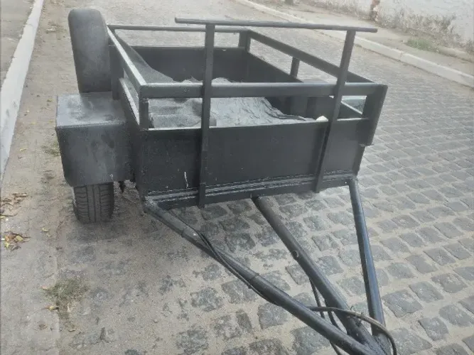 Reboque para trabalho ou aluguel, carretinha emplacada, pneus bom medindo 1.50 X 1,00