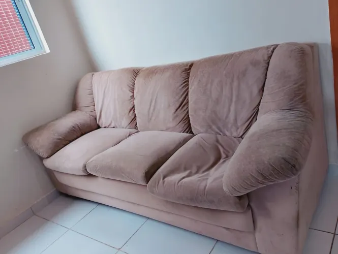 Sofá veludo três lugares