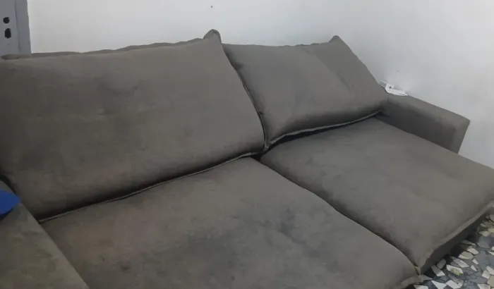 Vendo esse sofá por 500 reais ainda vou limpar ele