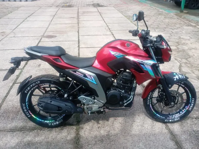 Vendo linda moto fz25